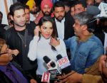 sunny leone come to CP during the distribution gifit to under privileged society in new delhi on 28th Nov 2015 (1)_565b01141dcff.jpg