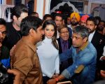 sunny leone come to CP during the distribution gifit to under privileged society in new delhi on 28th Nov 2015 (2)_565b0115707b6.jpg