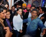 sunny leone come to CP during the distribution gifit to under privileged society in new delhi on 28th Nov 2015 (4)_565b01183230b.jpg