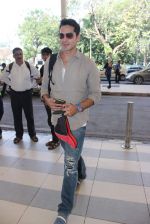 Dino Morea snapped at Airport on 29th Nov 2015 (6)_565c42e56cce1.JPG