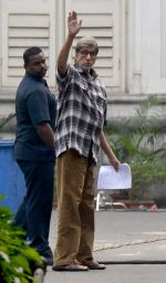 Amitabh Bachchan on location in Kolkata on 1st Dec 2015 (2)_565e94ad45a1c.jpg