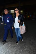 Kajol with Dilwale team returns from London on 2nd Dec 2015 (20)_566009479e9b5.JPG