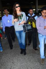 Kriti Sanon with Dilwale team returns from London on 2nd Dec 2015 (39)_56600959e3898.JPG