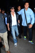 Shahrukh Khan with Dilwale team returns from London on 2nd Dec 2015 (32)_566009644c589.JPG