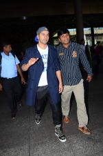 Varun Dhawan with Dilwale team returns from London on 2nd Dec 2015 (19)_5660091408784.JPG
