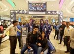 Varun Dhawan, Kriti Sanon with Dilwale Team at Mumbai Duty Free on 2nd Dec 2015 (T2) (5)_5660095b3d565.jpg