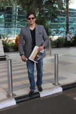 Vivek Oberoi snapped at Airport on 5th Dec 2015 (16)_5663a36152815.JPG