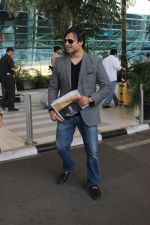 Vivek Oberoi snapped at Airport on 5th Dec 2015 (18)_5663a36268138.JPG