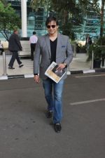 Vivek Oberoi snapped at Airport on 5th Dec 2015 (21)_5663a3640e406.JPG