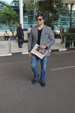 Vivek Oberoi snapped at Airport on 5th Dec 2015 (22)_5663a364935af.JPG