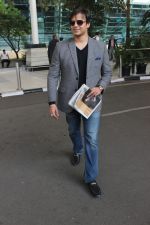 Vivek Oberoi snapped at Airport on 5th Dec 2015 (23)_5663a36527e5b.JPG