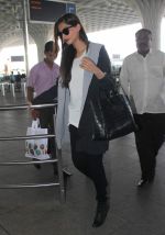 Sonam Kapoor snapped at the airport on 6th Dec 2015 (23)_5665337be5a1c.JPG
