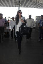 Sonam Kapoor snapped at the airport on 6th Dec 2015 (28)_5665337ef0935.JPG