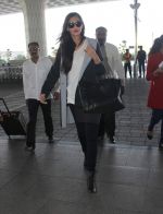 Sonam Kapoor snapped at the airport on 6th Dec 2015 (30)_5665338025397.JPG