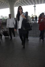 Sonam Kapoor snapped at the airport on 6th Dec 2015 (31)_56653380b705e.JPG