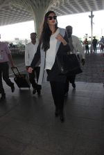 Sonam Kapoor snapped at the airport on 6th Dec 2015 (32)_566533817265b.JPG