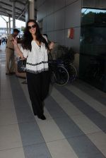 Neha Dhupia snapoped at airport on 7th Dec 2015 (40)_566693c665f00.JPG