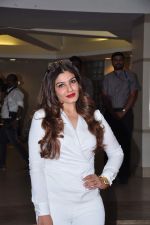 Raveena Tandon meets her school teachers and her favourite vada pav from the canteen on 10th Dec 2015 (49)_566a88a3ba30b.JPG