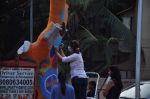 Twinkle Khanna and Gayatri Oberoi paint trees in Juhu on 10th Dec 2015 (13)_566a87f99331a.JPG