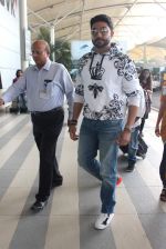 Abhishek Bachchan snapped at airport in Mumbai on 13th Dec 2015 (1)_566e79fb700d5.JPG