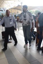 Abhishek Bachchan snapped at airport in Mumbai on 13th Dec 2015 (3)_566e79fd1f9b7.JPG