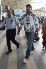 Abhishek Bachchan snapped at airport in Mumbai on 13th Dec 2015 (6)_566e79ff7b0cf.JPG