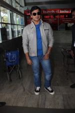 Vivek Oberoi snapped at airport on 16th Dec 2015 (28)_567269d95bab7.JPG