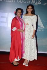 Sonam Kapoor, Shabana Azmi at Neerja film launch in Mumbai on 17th Dec 2015 (98)_56739e6228dfd.JPG