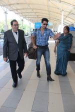 Dharmendra snapped at airport on 18th Dec 2015 (23)_56755591d2c21.JPG