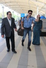 Dharmendra snapped at airport on 18th Dec 2015 (24)_56755592c5880.JPG