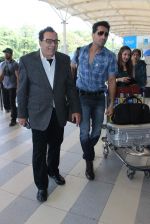 Dharmendra snapped at airport on 18th Dec 2015 (30)_56755597289a4.JPG