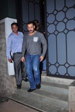 Salman Khan snapped in a rick post dinner with father and Sajid Nadiadwala on 20th Dec 2015 (30)_5677df2803c67.JPG