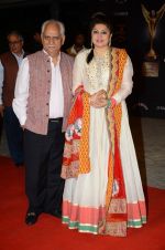 Kiran Juneja, Ramesh Sippy at the red carpet of Stardust awards on 21st Dec 2015 (951)_567952a811026.JPG