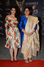 Sanah Kapoor, Supriya Pathak at the red carpet of Stardust awards on 21st Dec 2015 (839)_5679534bba85e.JPG