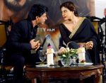 Shahrukh Khan and Kajol in Kolkatta for Dilwale promotions on 22nd Dec 2015 (15)_567a575c3d54c.jpg