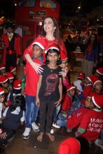 Nita Ambani at Hamleys christmas for kids on 23rd Dec 2015 (35)_567ba5e79d928.JPG