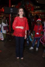 Nita Ambani at Hamleys christmas for kids on 23rd Dec 2015 (56)_567ba5f8c3013.JPG