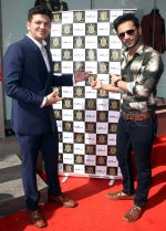 Rahul Vaidya inaugurated designer Umang & Shraddha Mehta store at Santacruz W on 24th Dec 2015 (7)_567cf4cd3da51.jpg