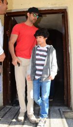 Hrithik Roshan snapped with kids in pvr juhu on 29th Dec 2015 (4)_56838c852ea90.JPG