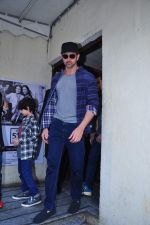 Hrithik Roshan snapped with kids at pvr on 2nd Jan 2016 (3)_5688fe4797a62.JPG