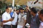 Sonu Nigam snapped at airport on 4th Jan 2016 (34)_568b70fe2f11e.JPG