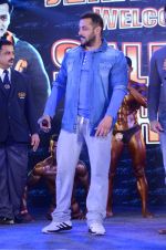 Salman Khan at fitness expo on 10th Jan 2016 (18)_5693bd0ec7099.JPG