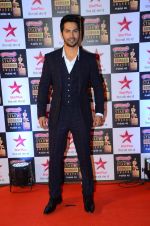 Varun Dhawan at Star Screen Awards Red Carpet on 8th Jan 2016 (406)_56936112a3d39.JPG