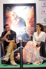 Nimrat Kaur, Akshay Kumar promote Airlift in Kolkata on 14th Jan 2016 (26)_5698eba1d4090.jpg