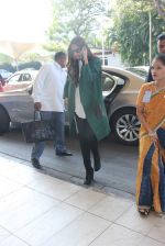 Sonam Kapoor snapped at airport on 17th Jan 2016 (46)_569c91c5c61be.JPG