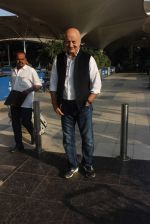 Anupam Kher snapped at the airport on 21st Jan 2016 (41)_56a1ddc5c6edb.JPG