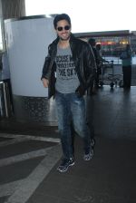 Sidharth Malhotra snapped at airport on 22nd Jan 2016 (13)_56a374acc6c2d.JPG