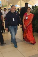 Aamir Khan snapped at the airport on 26th Jan 2016 (20)_56a86481c73a3.JPG