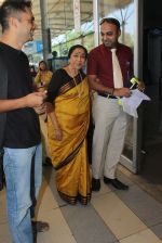 Asha Bhosle snapped at the airport on 26th Jan 2016 (13)_56a864a6949fd.JPG