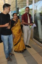 Asha Bhosle snapped at the airport on 26th Jan 2016 (14)_56a864a76a360.JPG